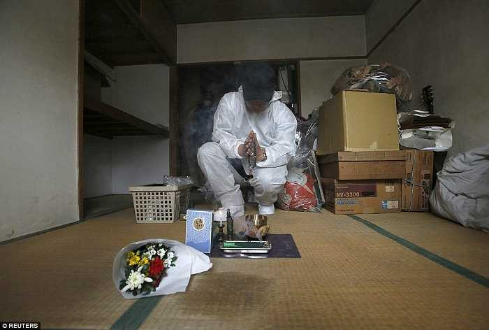 Sau khi công việc xong xuôi, nhóm đặt nhang, hoa và di ảnh người chết ngay tại vị trí cụ ông qua đời.