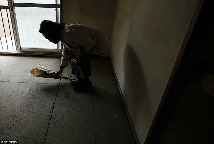 Chủ căn hộ đặt hoa và cầu nguyện tại vị trí ông cụ qua đời.