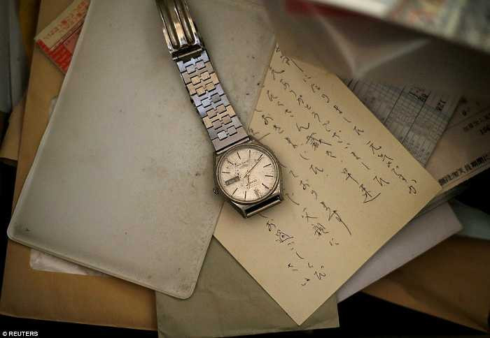 Đồng hồ và thư của ông cụ bị bỏ lại trong căn hộ.