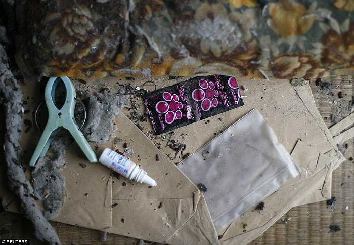 Họ thấy cả 1 gói bao cao su trong đống rác thải.