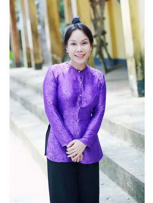 Việt Hương ăn mặc giản dị đi chùa đầu năm.