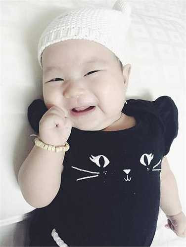 Đến nay, Sunny đã gần 3 tháng. Cô nhóc ngày càng cứng cáp và xinh xắn.