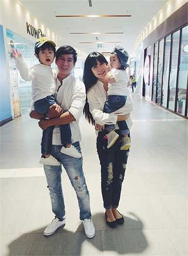 Khoảnh khắc hạnh phúc của cả nhà khi đi chơi.