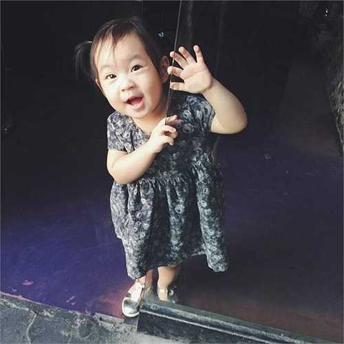 Cherry, con thứ hai của cặp đôi rất tinh nghịch. Cô bé ít khi chịu ngồi yên một chỗ.