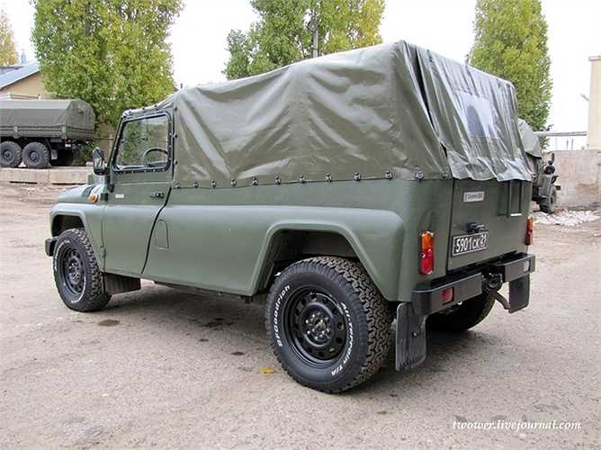 Chiếc xe vẫn gồm 2 phiên bản, mui bạt (2 cửa, 7 chỗ ngồi) và mui cứng (4 cửa, 7 chỗ ngồi).