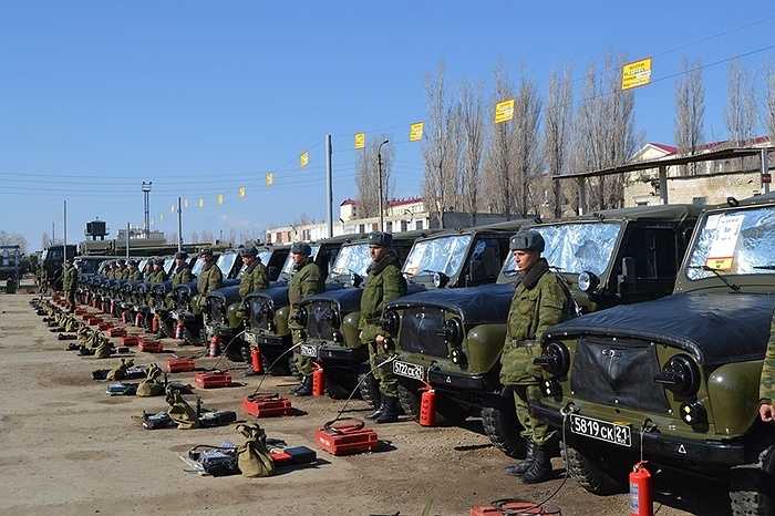 Chiếc xe trang bị động cơ xăng 3.0L 4 xi-lanh, hệ dẫn động 4x4 toàn thời gian, công suất 150 mã lực. Ngoài ra còn có bình cứu hỏa, máy bơm hơi và súng máy (đối với bản mui cứng)