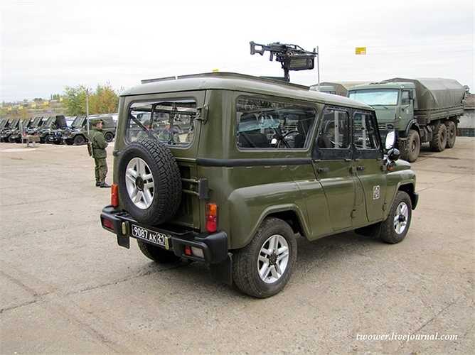 Giá súng máy phía trên của UAZ-3152 có thể quay tròn tứ phía, tăng cường khả năng phòng thủ cho chiếc xe. (Quốc Khánh)