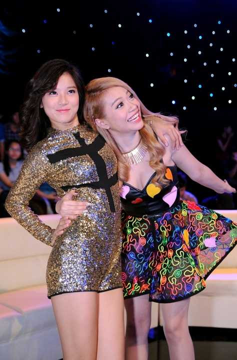 (VTC News) - Yên Trang khoe sắc đẹp rạng rỡ của mình khi ngồi ghế nóng gameshow mới.