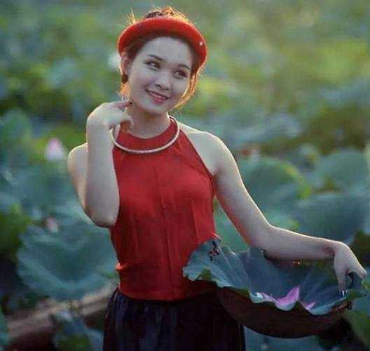 Phương Thu hiện đang học lớp Chính trị phát triển K32, Khoa Chính trị học, Học viện báo chí và tuyên truyền. 