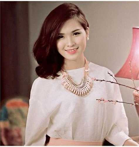 Cô bạn hot girl này có thành tích 12 năm liền đạt học sinh khá giỏi, giải Nhất môn Mỹ thuật; giải Nhất, Nhì, Ba các năm cấp II môn Văn học, Sinh học.