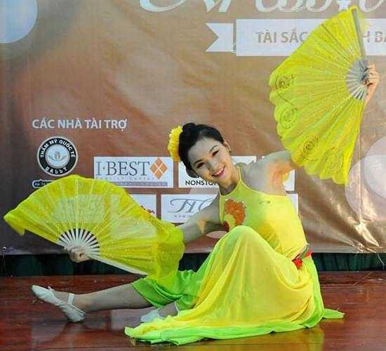 Hiện Phương Thu đang là người mẫu tự do cho các tờ báo, các của hang thời trang.