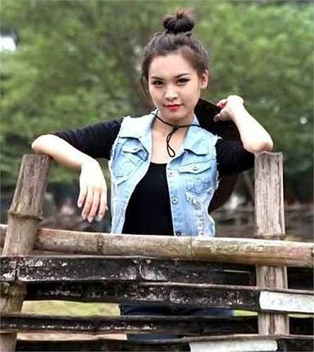 Phương Thu từng là Á khôi Nữ sinh Việt Nam (Nữ sinh mặc áo dài đẹp nhất), Top 10 đại sứ nhân ái được Hội Nhà báo Việt Nam bầu chọn, Top 10 Unique Face - gương mặt đại diện Đội Văn nghệ Xung kích HV Báo chí và Tuyên truyền, Top 10 Pressbeauty 'Tài sắc nữ sinh báo chí', Top 22 miss Ngôi Sao do báo ngoisao.net tổ chức...