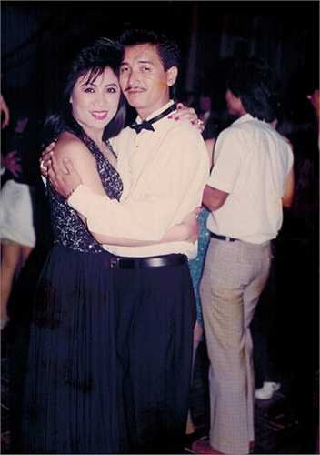 Hầu như trong bất cứ khoảnh khắc nào, anh đều tình tứ với vợ