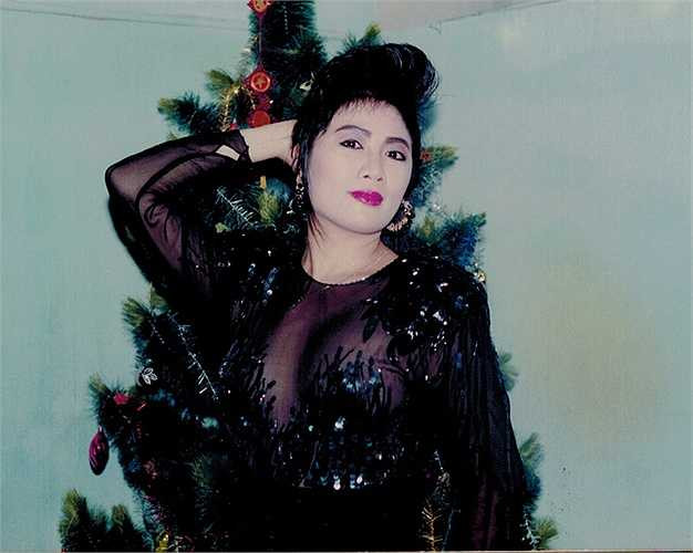 Vợ của Nguyễn Hưng cũng có nhan sắc 'sắc nước hương trời' từ những ngày xa xưa