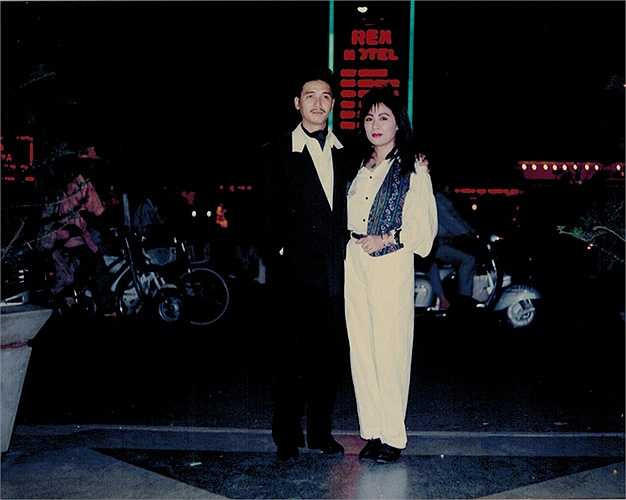 Nam ca sĩ Nguyễn Hưng sinh tại Sài Gòn, là con của vũ sư nổi tiếng Ánh Tuyết.