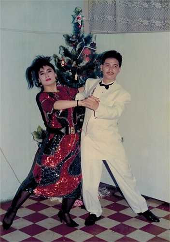 Được thừa hưởng những tố chất nghệ sĩ sẵn có từ mẹ, nên chưa đầy 17 tuổi, anh đã khá nổi tiếng khi đoạt giải Kim Khánh về khiêu vũ do nhật báo Trắng Đen tổ chức vào năm 1972 với thể điệu chachacha.