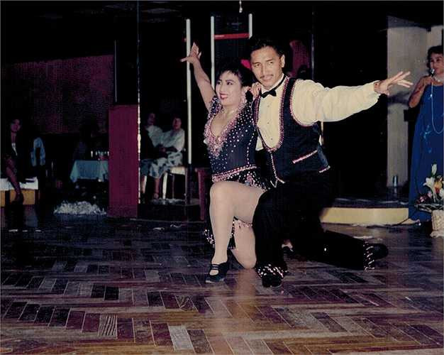 Sau năm 1975, Nguyễn Hưng mới bắt đầu đi hát và cộng tác với một số đoàn hát cùng với một số vũ trường ở Sài Gòn và được khán giả biết đến nhiều ở đoàn Bông Sen 2, với các ca khúc Đôi mắt, Hãy yên lòng mẹ ơi… 