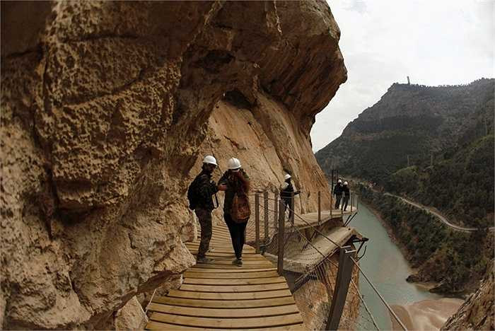 El Caminito del Rey hay còn được gọi tắt là Camino del Rey là một con đường, đã đổ nát, được gắn dọc theo bức tường dốc của một hẻm núi hẹp ở El Chorro, gần Alora, tỉnh Málaga, Tây Ban Nha. 