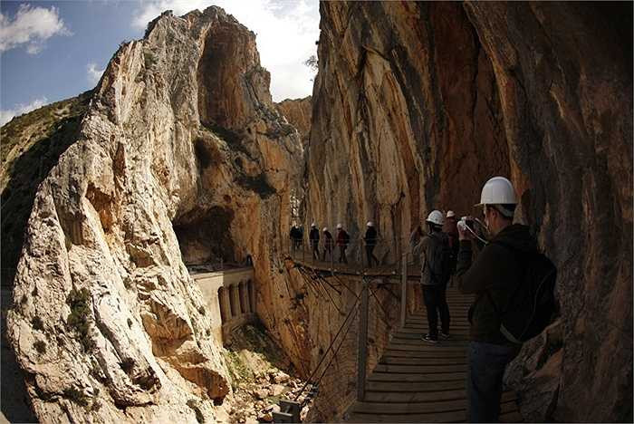 'Không phải chỉ vì cảnh đẹp thiên nhiên, Caminito del Rey còn thực sự khiến mọi người cảm thấy vô cùng sung sướng khi chinh phục nó' - một vị khách du lịch cho biết