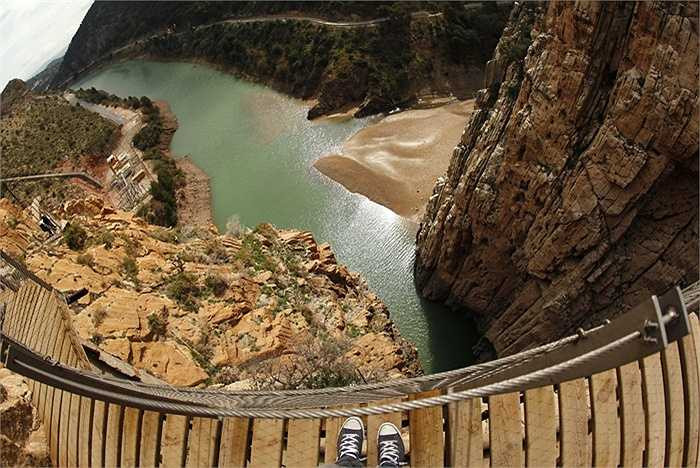 Caminito del Rey nằm ở độ cao 100m so với mực nước biển và từ đây, mọi người có thể chiêm ngưỡng vẻ đẹp tự nhiên của Tây Ban Nha