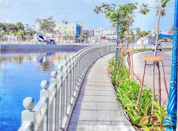 Dự án kênh Tân Hóa - Lò Gốm dài 7,5km và các nhánh phụ dài hơn 1 km với tổng mức đầu tư hơn 2.000 tỷ đồng gồm các hạng mục mở rộng kênh, nắn dòng chảy, nạo vét bùn, đắp bờ kênh, xây tường ngăn lũ, cải tạo đường rộng từ 6-20m, xây mới 10 cầu qua kênh, chỉnh trang 4 khu cảnh quan dọc tuyến. 