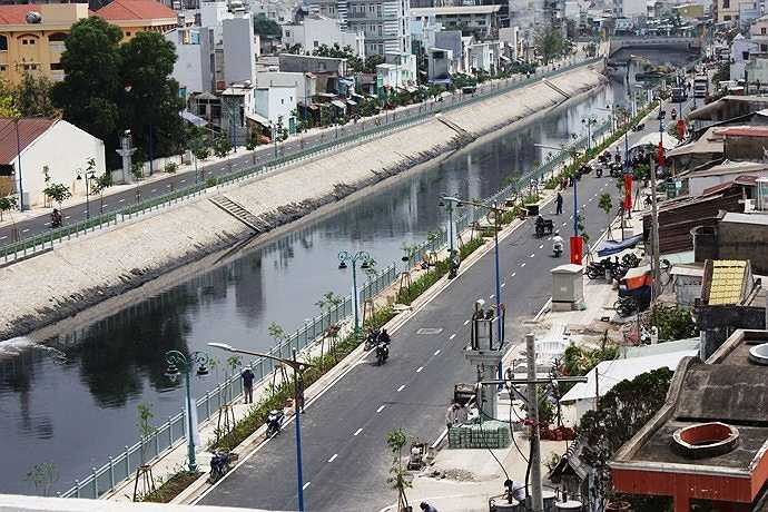 Đây là con kênh chảy qua 4 quận Tân Bình, Tân Phú, 11 và quận 6, từng là một trong những dòng kênh ô nhiễm nặng nề nhất nằm ở phía Tây TP.HCM. 