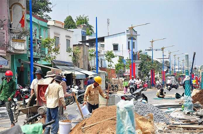 Công nhân đang nỗ lực làm việc chuẩn bị ngày khánh thành dự án. 