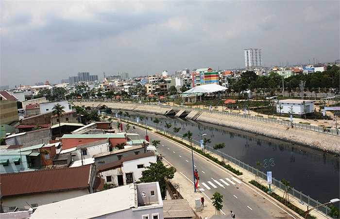 Dòng kênh này là nỗi ám ảnh của hơn 1 triệu người dân Sài Gòn sinh sống ven kênh. 