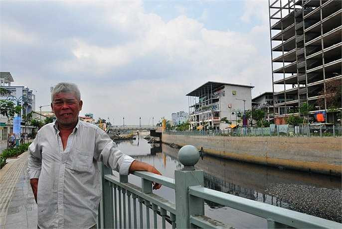 Ông Trịnh Minh Hải (sống ven kênh) chia sẻ: 'Dòng kênh được nạo vét, cải tạo đã nâng cao đời sống và giải quyết tình trạng ô nhiễm cho hơn 1 triệu người dân sinh sống ven kênh. Chúng tôi rất vui mừng và chờ ngày dự án khánh thành'. 