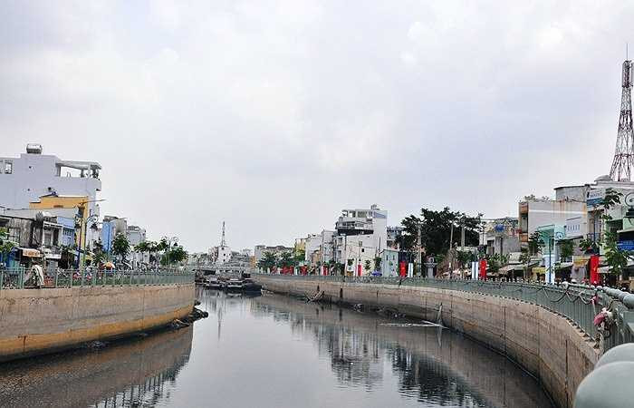 Theo ông Lê Thanh Liêm, Giám đốc Ban Quản lý đầu tư xây dựng công trình nâng cấp đô thị TP HCM, dòng kênh này trước đây từng ô nhiễm nghiêm trọng nhưng nay đã giảm thiếu rất nhiều. Hiện dọc hai bên bờ kênh đã có cây xanh, đèn chiếu sáng… tạo không khí thoáng mát cho người dân giáp kênh. 