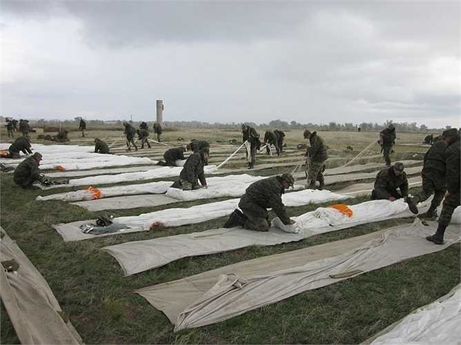 Họ phải trải dù ra và gấp lại trong thời gian quy định. Ai không vượt qua có thể phải ở lại cả ngày chỉ để gấp dù.