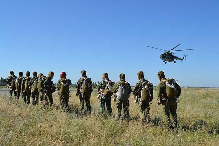 Xếp hàng để lên trực thăng Mi-8, chiếc máy bay sẽ đưa họ đến địa điểm nhảy dù. 