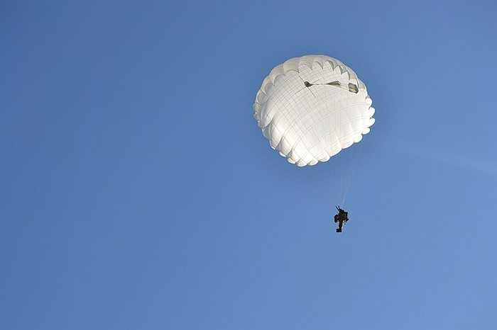 Bung dù từ trực thăng đòi hỏi kỹ năng thành thục, bởi thời gian tiếp đất cực ngắn và cánh quạt máy bay có thể nguy hiểm cho người nhảy.