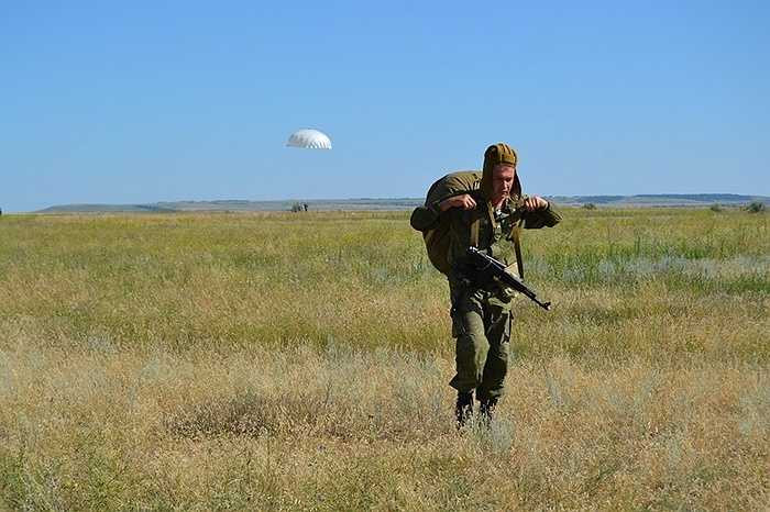 Gấp dù và cơ động đến vị trí chiến đấu.