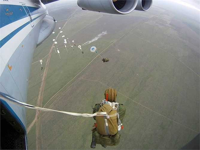 Tiếp theo là bài huấn luyện đổ bộ đường không từ máy bay cánh bằng, chiếc Ilyushin IL-76.