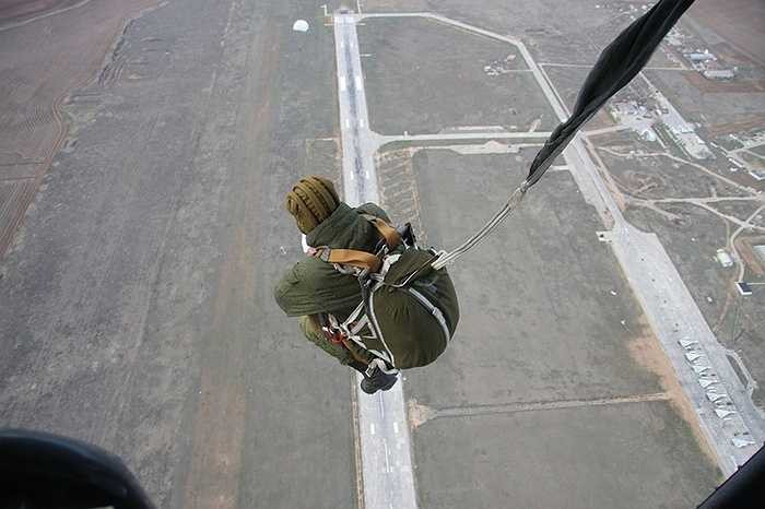 Vị trí tiếp đất là sân bay phía dưới, với nhiệm vụ chiếm lĩnh sân bay thật nhanh.