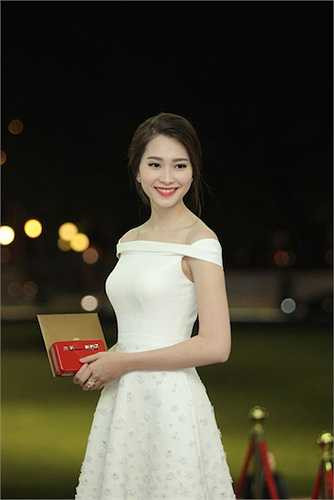 Cô có vẻ đẹp trong sáng, thuần khiết với nước da trắng ngần và gương mặt dịu dàng. 