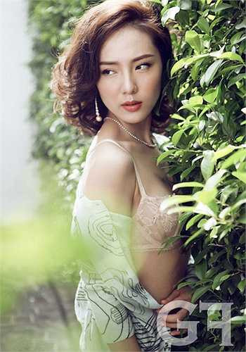 Khuôn mặt trái xoan hoàn mỹ khiến cô dễ đẹp dù để kiểu tóc cá tính hay nhẹ nhàng. 