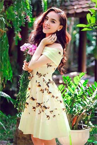 Á hậu Thiên Lý cũng là một giai nhân kiều diễm của showbiz Việt. 