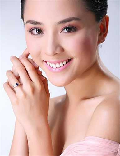 Dù ở góc chụp cận mặt thế này, người ta cũng khó tìm ra nét xấu của cô. 