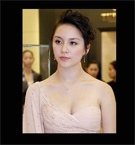 Dù ở góc chụp cận mặt thế này, người ta cũng khó tìm ra nét xấu của cô. 