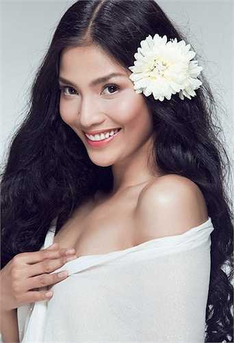 Á hậu Trương Thị May là một 'bông hoa lạ' của showbiz Việt. 