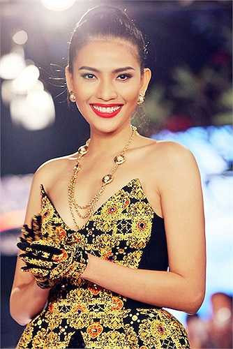 Cô có khuôn mặt trái xoan 'đặc' Á Đông nhưng các nét lại khá hợp với tiêu chuẩn đẹp của phương Tây như: Miệng rộng, sống mũi cao, làn da ngăm... 