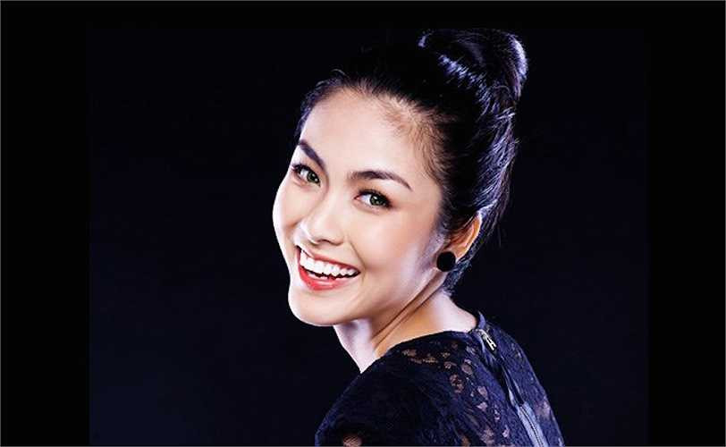 'Ngọc nữ' Tăng Thanh Hà không chỉ có nụ cười rạng rỡ đầy lôi cuốn mà còn có gương mặt trái xoan hoàn hảo. 