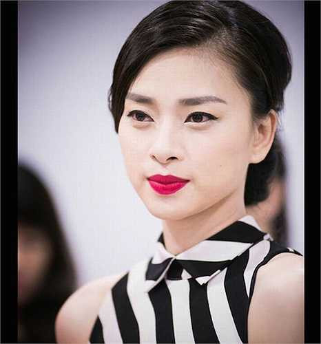 Cô còn có thêm điểm cộng là làn da trắng và các nét mặt thanh tú. 