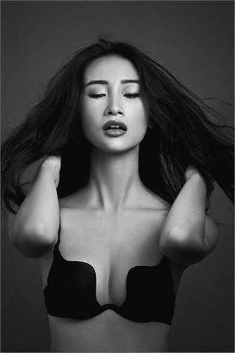 Tự tin tạo dáng cùng nội y trước ống kính máy ảnh 