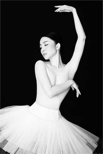 Nữ diễn viên múa Linh Nga cũng có vòng 1 'chũm cau', song không một ai phủ nhận sự hấp dẫn toát ra từ người đẹp 