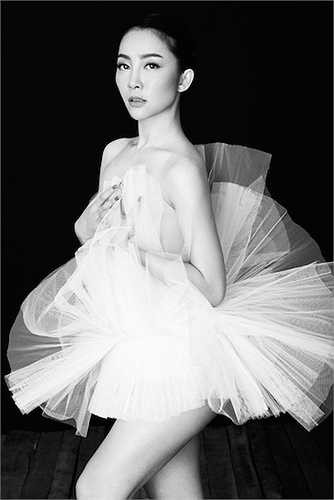 Linh Nga cuốn hút trong shoot hình trắng đen. Dù không là người mẫu chuyên nghiệp, song Linh Nga vẫn nhận nhiều lời mời chụp hình thời trang vì biết tạo dáng và biểu cảm tốt trước ống kính 