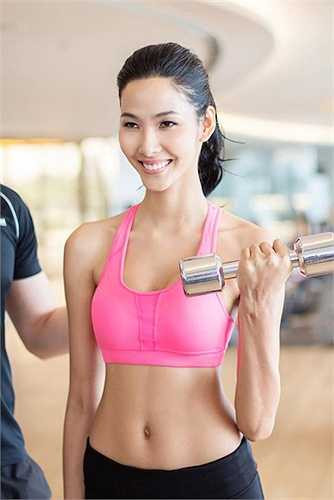 Hoàng Thùy nỗ lực tập luyện để vóc dáng trở nên săn chắc và hoàn thiện hơn 
