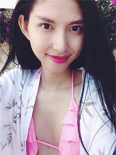 Đi cùng với thân hình gày gò, vòng 1 của Thùy Dương cũng khá khiêm tốn 